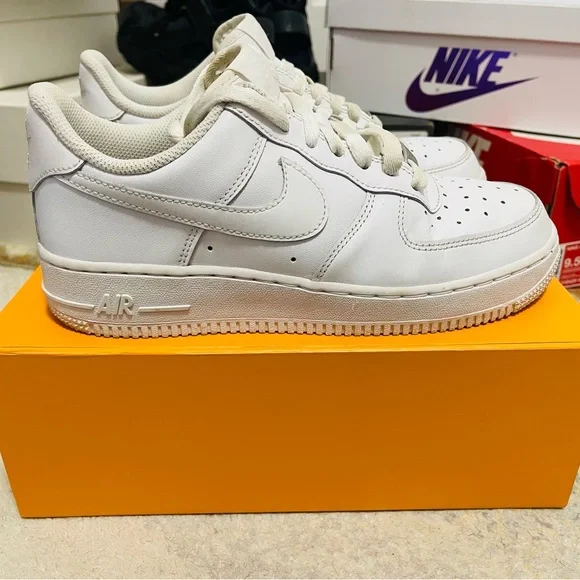 EUC Women’s Size 8 (Euro Sz 39) Nike Air Force 1 Low 07’ Sneakers Triple White - Picture 8 of 15